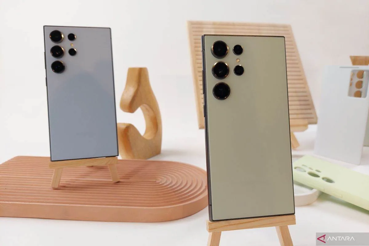 Samsung kembali menggebrak pasar gadget Indonesia dengan merilis smartphone terbaru mereka, Galaxy S24. Smartphone ini diklaim memiliki spesifikasi yang mumpuni dan dibanderol dengan harga yang fantastis, yakni Rp13,9 juta. Dengan harga tersebut, Galaxy S24 diharapkan dapat menjadi pilihan yang menarik bagi para pecinta teknologi di tanah air.  Meskipun masih tergolong mahal, namun harga Galaxy S24 ini diklaim sudah lebih terjangkau dibandingkan dengan seri-seri sebelumnya. Dengan begitu, Samsung berharap dapat menarik minat lebih banyak konsumen untuk memilih produk terbaru mereka. Selain itu, Galaxy S24 juga dilengkapi dengan fitur-fitur canggih yang dijamin akan memanjakan penggunanya.  Tak hanya itu, Samsung juga menjanjikan kualitas dan performa yang tak diragukan lagi dari Galaxy S24. Dengan spesifikasi yang mumpuni, smartphone ini siap memberikan pengalaman penggunaan yang maksimal. Dengan begitu, tidak heran jika Galaxy S24 menjadi incaran para pecinta gadget di Indonesia.